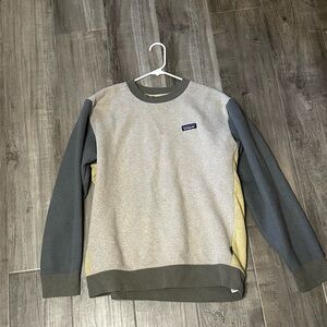 Patagonia Men's Gray and Green Sweater